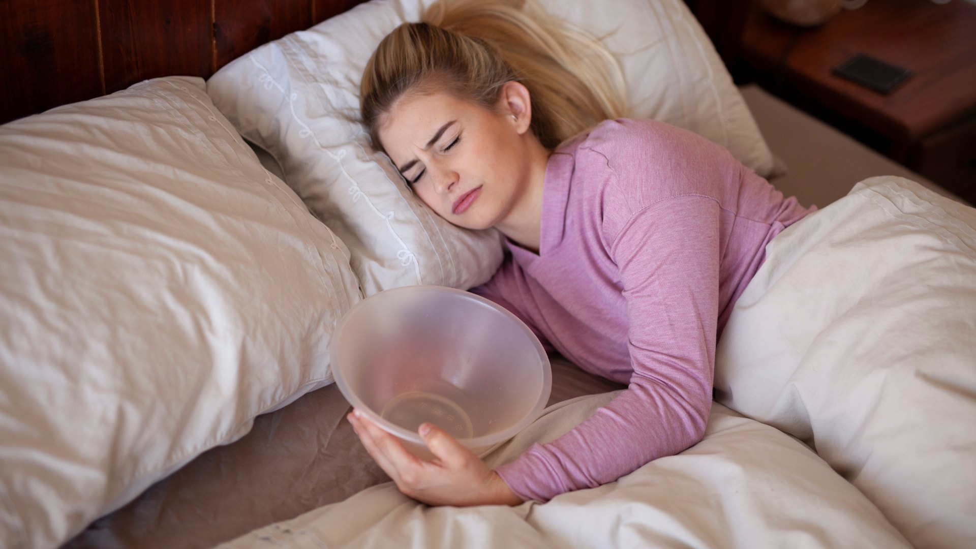 Ménière_Mulher com enjoo deitada na cama