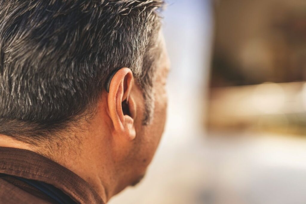 homem usando aparelho auditivo para zumbido