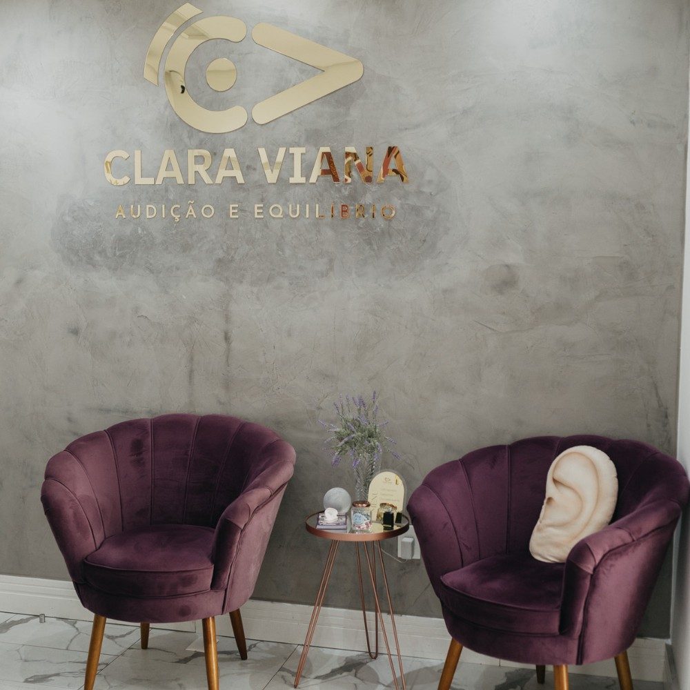Clara Viana Audicao e Equilibrio_recepcao poltronas e logo